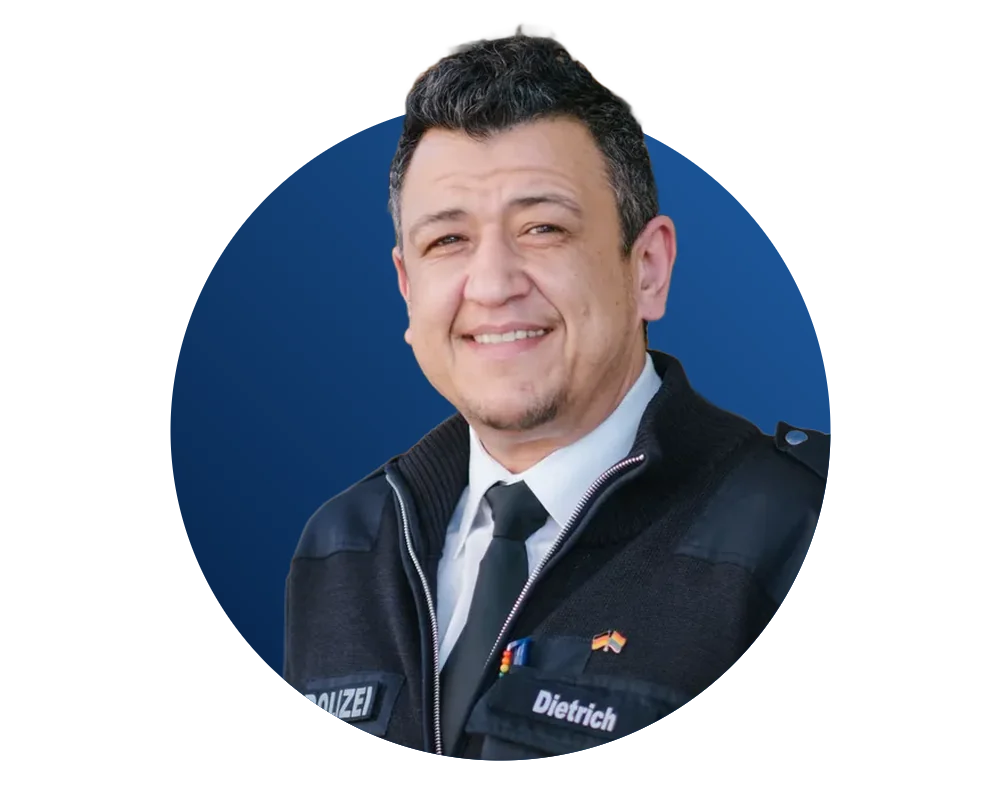 Leon Dietrich, LGBTIQ state coordinator of the Lower Saxony Police, in uniform with arms folded